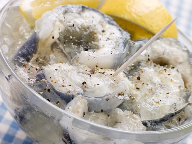 Jellied Eels (thạch lươn) là món ăn truyền thống của người dân thành phố London (Anh). Món này cực kỳ khó ăn với những người mới nếm thử lần đầu. Để chế biến món ăn, người ta nấu lươn cùng với thạch đông tự nhiên được chế từ phần xương lươn.