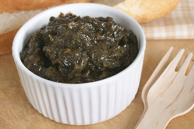 Laverbread: Món ăn được làm từ rong biển rửa sạch nấu cùng với bột bánh mềm màu xanh đen. Mùi vị của Laverbread là sự pha trộn hoàn hảo giữa vị ngọt và mặn giống thịt xông khói và thịt cừu, na ná vị bơ và phô mai.