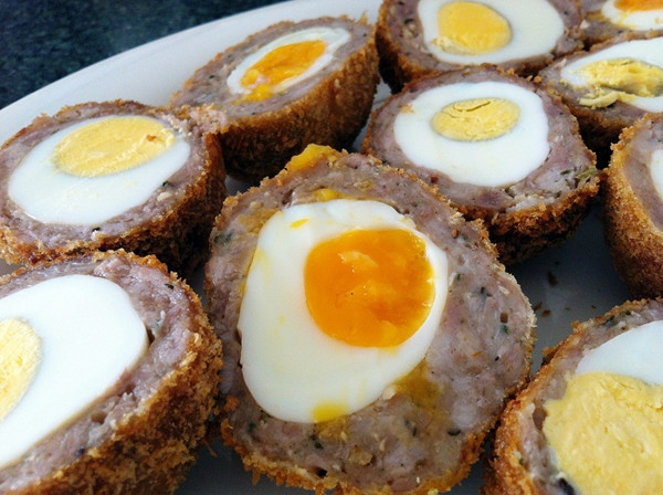 Trứng Scotch thường bao gồm một quả trứng luộc (luộc chín hoặc lòng đào) được bọc trong thịt xay có phủ một lớp trứng nhuyễn và vụn bánh mì bên ngoài. Các viên trứng sẽ được đem đi chiên giòn hoặc nướng.