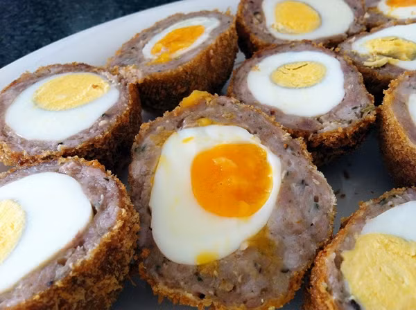 Trứng Scotch thường bao gồm một quả trứng luộc (luộc chín hoặc lòng đào) được bọc trong thịt xay có phủ một lớp trứng nhuyễn và vụn bánh mì bên ngoài. Các viên trứng sẽ được đem đi chiên giòn hoặc nướng.