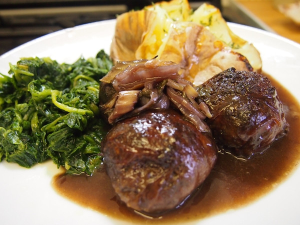 Faggots là một trong những món ăn truyền thống của Anh khá rẻ tiền. Nguyên liệu chính của món ăn là nội tạng gồm gan, phổi, tim lợn vo viên với phần bụng và thêm ít thảo dược tạo hương thơm.