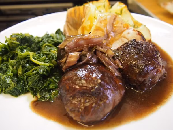 Faggots là một trong những món ăn truyền thống của Anh khá rẻ tiền. Nguyên liệu chính của món ăn là nội tạng gồm gan, phổi, tim lợn vo viên với phần bụng và thêm ít thảo dược tạo hương thơm.