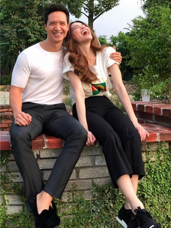 Cả hai lựa chọn áo thun và quần tây đơn giản khi đi du lịch cùng nhau.