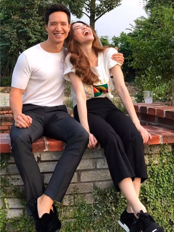 Cả hai lựa chọn áo thun và quần tây đơn giản khi đi du lịch cùng nhau.