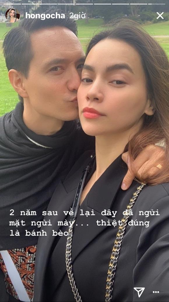 Không chỉ mặc đồ cùng tông màu, cả hai còn dành cho nhau những cử chỉ âu yếm.