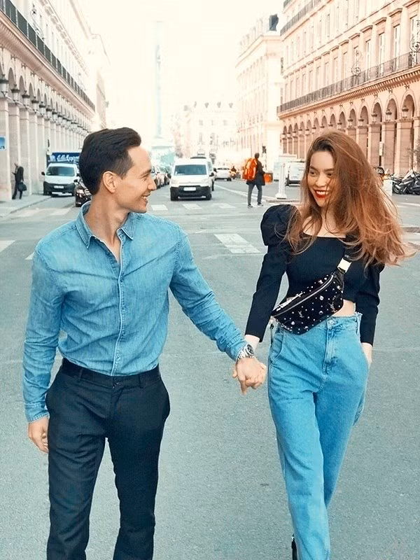 Ngay cả khi đi dạo phố, cặp đôi cũng rất tích cực khoe gu thời trang ăn ý.