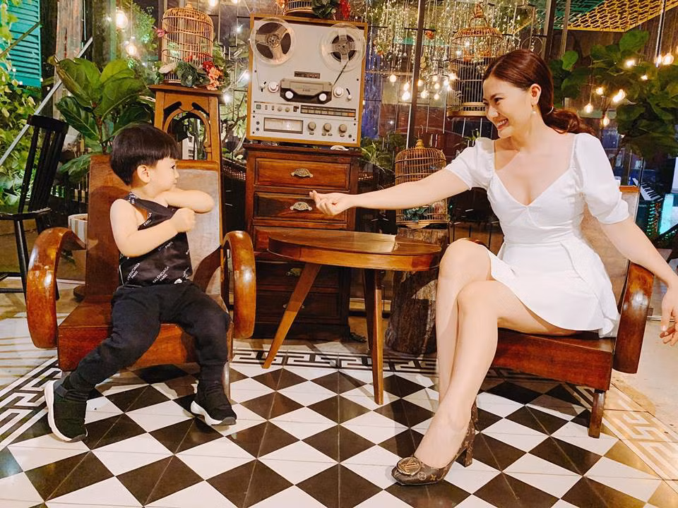 Ngọc Lan mặc váy ngắn cực gợi cảm khi đi chơi cùng con trai. Ảnh: FBNV.