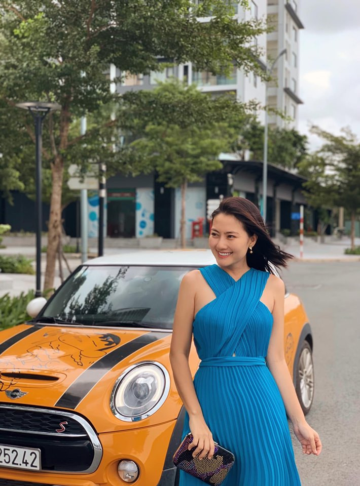 Không khác trong phim là mấy, Ngọc Lan ngoài đời có phong cách ăn mặc sành điệu và thời thượng không kém.