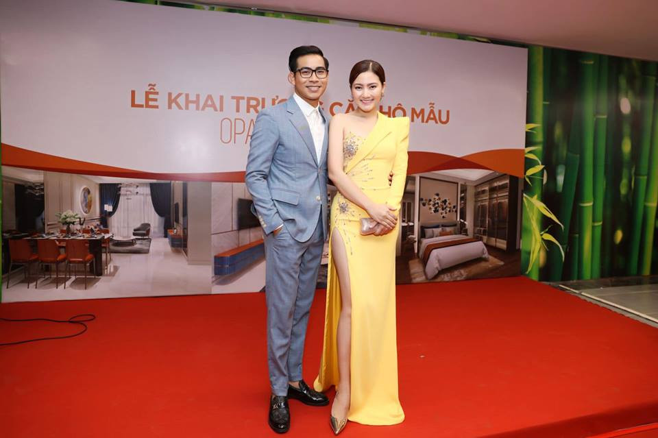 Ngọc Lan diện chiếc đầm có những đường cắt xẻ gợi cảm khi xuất hiện cùng chồng.