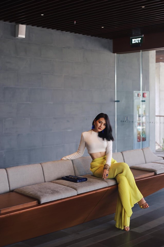 Bà mẹ một con khá tự tin với các trang phục khoe eo thon sexy.