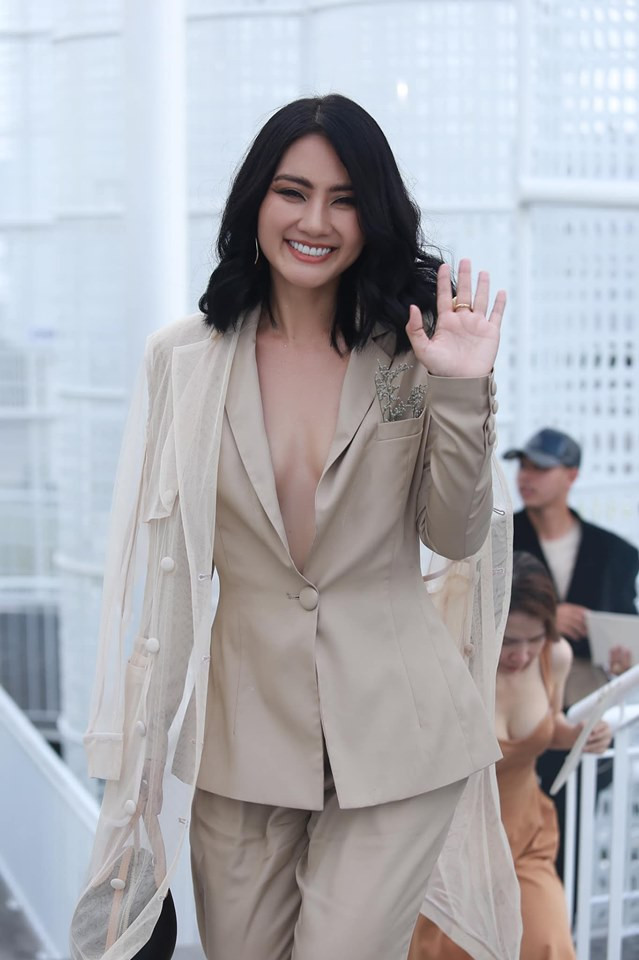 Nữ diễn viên "Bán Chồng" cực gợi cảm khi mặc áo vest không nội y.