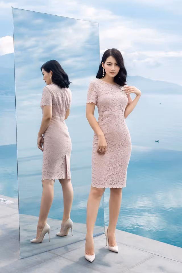 Dù đã trải qua sinh nở nhưng Ngọc Lan vẫn giữ được vóc dáng thon thả để diện các mẫu váy ôm dáng.