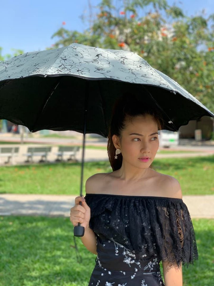 Bà mẹ một con "khoe" bờ vai trắng nõn nà trong chiếc váy trễ vai.