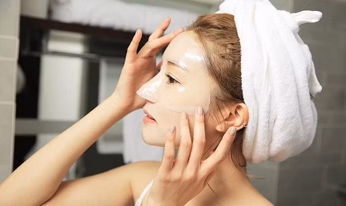 5 thoi quen phu nu nen lam buoi toi de co lan da tre trung hon-Hinh-2