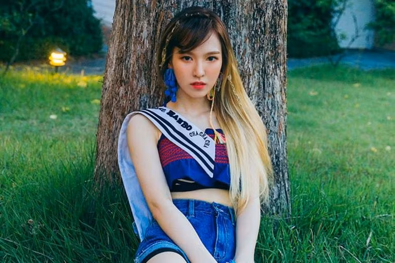 Thành viên Wendy của nhóm Red Velvet có vòng hai chỉ 42cm. Con số này từng gây ra không ít tranh cãi vì quá nhỏ.