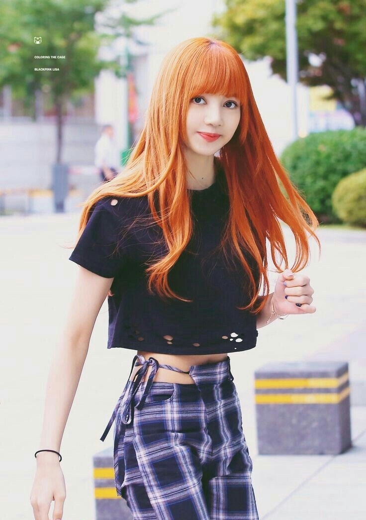 Lisa của nhóm Black Pink sở hữu vòng hai 48cm cùng nhan sắc không hề thua chị kém em.