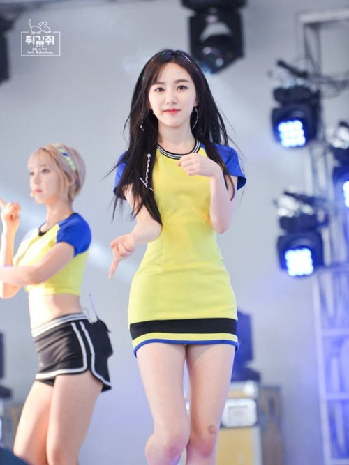 Mina nhóm AOA được mệnh danh là một trong những người đẹp có vòng eo bé nhất showbiz Hàn. Số đo vòng eo của Mina chỉ là 45cm, cô ăn kiêng tới 365 ngày/năm.