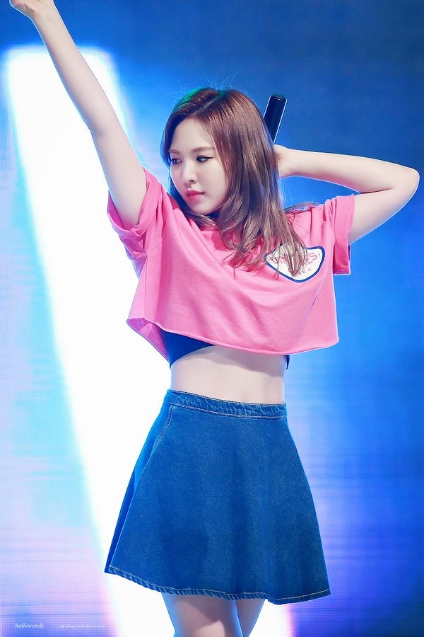 Trên thực tế, để có được vòng eo nhỏ tới mức lộ cả xương sườn, Wendy đã phải nỗ lực giảm cân bằng cách chỉ uống một cốc nước bí ngô (bí đỏ) cho bữa trưa và bữa tối.