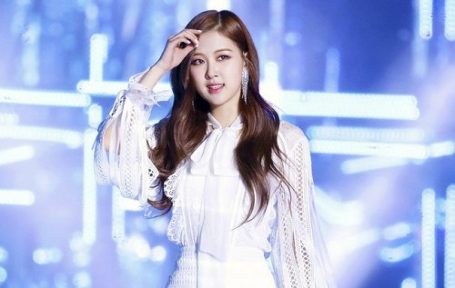 Rosé, thành viên nhóm nhạc nổi tiếng Black Pink sở hữu vòng eo nhỏ khó tin chỉ 48cm, một con số đáng mơ ước đối với mọi phụ nữ.