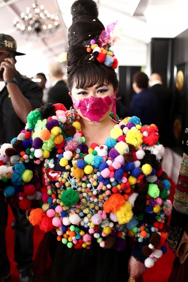Trang phục được gắn từ nhiều cục bông màu sắc của một vị khách tại Grammy 2019. Ảnh: Vogue, ELLE, Reuters, DM.