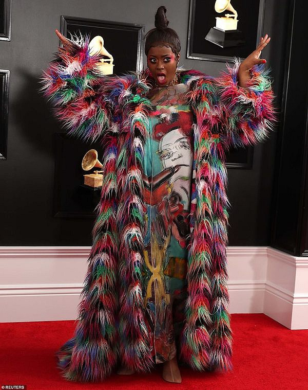 Rapper Tierra Whack diện bộ cánh lông vũ lòe loẹt khó hiểu.