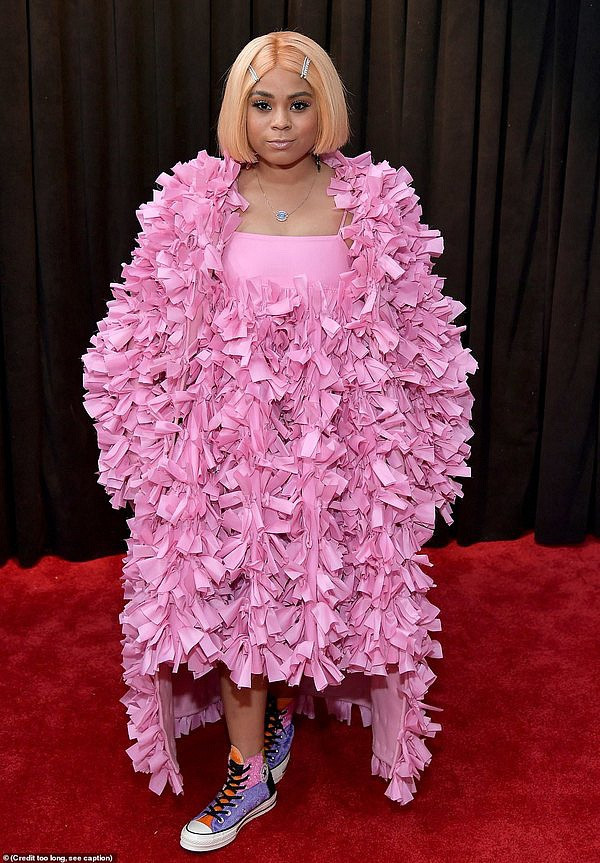 Ca sĩ, nhạc sĩ Tayla Parx diện váy được làm từ nhiều miếng vải vụn.