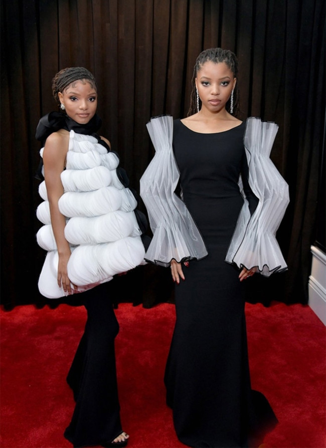 Cặp chị em Chloe và Halle thu hút với bộ trang phục lạ mắt, hòa quyện sắc thái trắng đen tương phản.
