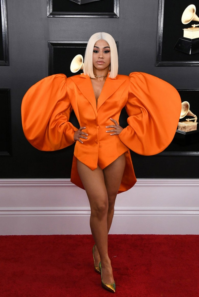 Hennessy Carolina, em gái Carbi diện chiếc đầm cam siêu ngắn với thiết kế tay bồng lạ lẫm.