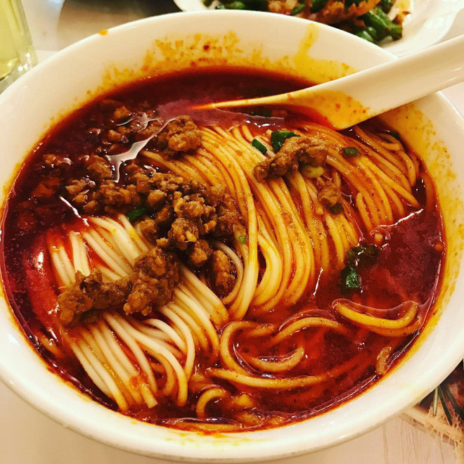 Mỳ dan dan, đặc sản Tứ Xuyên: Đây là “món ăn quốc dân”, xuất hiện trong thực đơn của hầu hết các nhà hàng lớn nhỏ chuyên về ẩm thực Tứ Xuyên khắp Trung Quốc. Sợi mì mềm dai, tươi ngon được làm thủ công hoàn toàn, ăn kèm với thịt heo xay, đậu phộng, rau thơm và không thể thiếu nước sốt tương đen hấp làm nên hương vị hấp dẫn của món ăn.