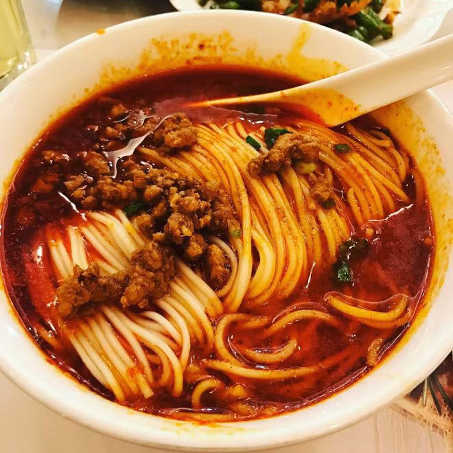 Mỳ dan dan, đặc sản Tứ Xuyên: Đây là “món ăn quốc dân”, xuất hiện trong thực đơn của hầu hết các nhà hàng lớn nhỏ chuyên về ẩm thực Tứ Xuyên khắp Trung Quốc. Sợi mì mềm dai, tươi ngon được làm thủ công hoàn toàn, ăn kèm với thịt heo xay, đậu phộng, rau thơm và không thể thiếu nước sốt tương đen hấp làm nên hương vị hấp dẫn của món ăn.