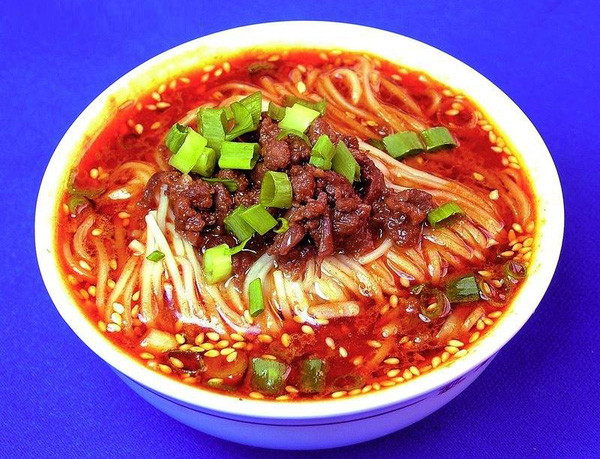 Khi thưởng thức, đừng quên trộn đều các nguyên liệu trong bát mì, sợi mì tươi hòa quyện cùng sốt đậu cay cay và vị thơm của rau mùi sẽ là một trải nghiệm khó quên với du khách về món ăn siêu cay này.