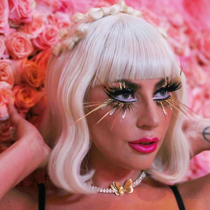 Không làm mọi người thất vọng, Lady Gaga gây ấn tượng với kiểu trang điểm quái dị lẫn độc đáo, điểm nhấn là hàng lông mi giả dài ngoằng làm từ những mảnh vàng lá được gắn theo dáng mắt mèo.