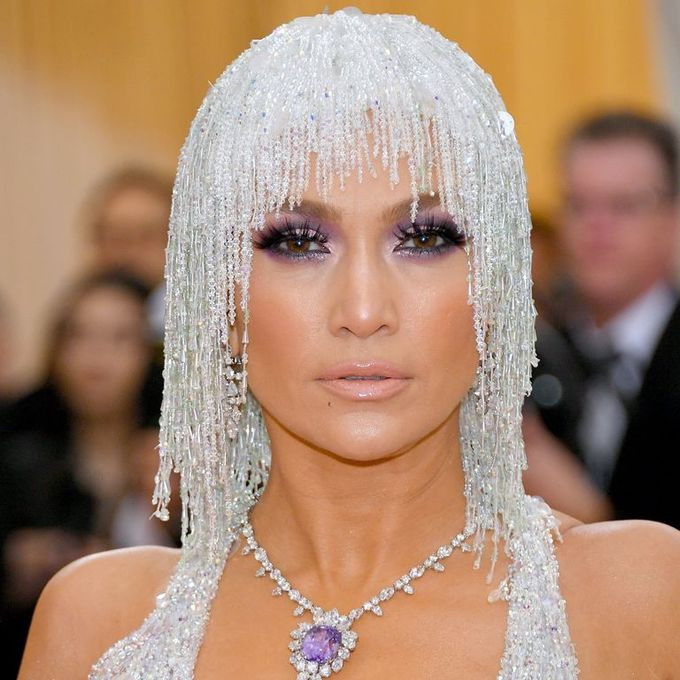 Jennifer Lopez thu hút toàn bộ sự chú ý vào đôi mắt màu tím và hàng mi đen đậm cong vút. Làn môi màu bợt được phủ một lớp son bóng mang đến diện mạo cá tính cho nữ diễn viên.