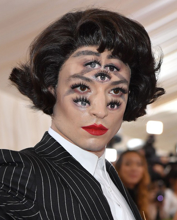 Gương mặt trang điểm kỳ lạ gây ảo giác của nam diễn viên Ezra Miller.