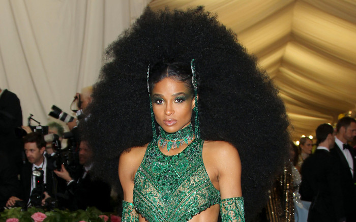 Mái tóc đánh xù hết cỡ trở thành “vũ khí” lợi hại của Ciara trên thảm đỏ Met Gala 2019. Ảnh: Allure, thecut.
