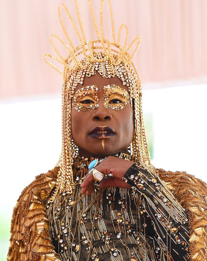 Diễn viên Billy Porter dùng xích vàng làm tóc và vương miện. Anh còn dùng nhũ vàng và hạt cườm nhấn vào đôi mắt và môi.