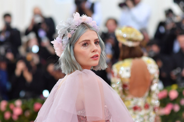 Lucy Boynton xuất hiện như một nàng công chúa trong sự kiện từ phụ kiện tóc đến màu môi và sơn móng tay đều có tông hồng. Đôi mắt sâu được nhấn nhá bằng những hạt đá lấp lánh.