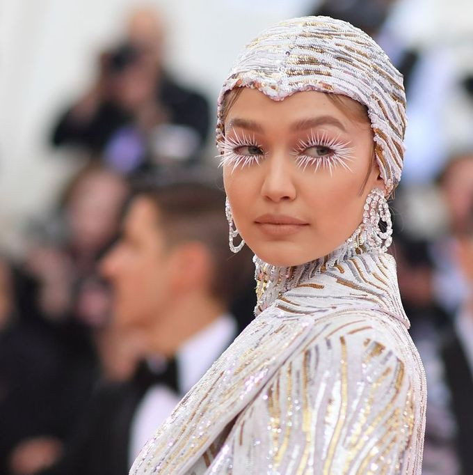 Gigi Hadid trang điểm hàng mi trắng, dài khiến cô trông như "nữ hoàng băng giá".
