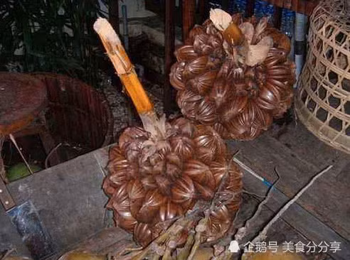 Dừa nước là thứ quả kỳ lạ chỉ có ở miền Tây sông nước. Du khách nước ngoài lần đầu tiên nhìn thấy loại quả này đều e ngại và tự hỏi không biết có ăn được hay không.