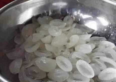 Quả dừa nước có vị ngọt dịu hơn so với dừa thông thường nhưng ngon ngậy không kém. Trong những ngày hè nóng nực, dừa nước trở thành nguyên liệu không thể thiếu trong các món chè. Giá thành của dừa nước cũng tương đối rẻ.