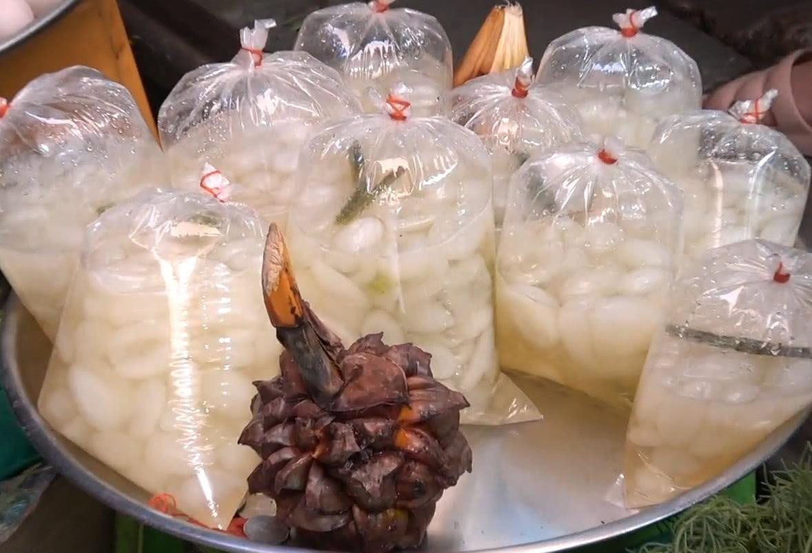 Dù gọi là dừa nước nhưng chúng lại không có nước, khi bổ ra, bên ngoài là lớp vỏ cứng, bên trong là phần thịt trong suốt, trắng.