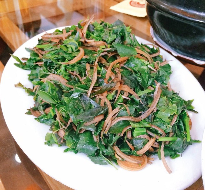 Rau rừng đồ: Nguồn thực vật phong phú với rất nhiều loại lá rừng có thể chế biến thành những món ngon, đặc trưng là món rau rừng đồ. Món ăn dung dị nhưng lại để lại trong lòng khách thập phương bao dư vị: Đắng, cay, ngọt, bùi như chính cuộc sống tần tảo của con người nơi đây. Ảnh: Foody.