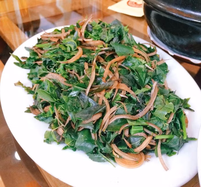 Rau rừng đồ: Nguồn thực vật phong phú với rất nhiều loại lá rừng có thể chế biến thành những món ngon, đặc trưng là món rau rừng đồ. Món ăn dung dị nhưng lại để lại trong lòng khách thập phương bao dư vị: Đắng, cay, ngọt, bùi như chính cuộc sống tần tảo của con người nơi đây. Ảnh: Foody.
