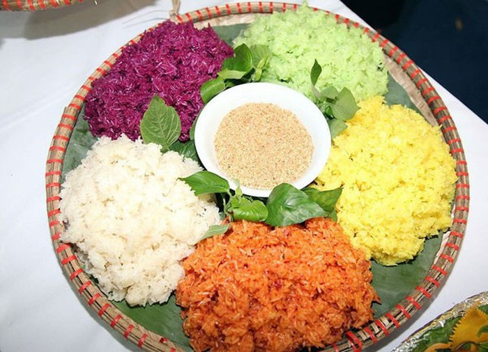 Xôi nếp nương Mai Châu (xôi các màu) là món ăn đặc trưng của đồng bào dân tộc vào mỗi dịp lễ, Tết hay ngày hội. Được làm từ gạo nếp nương thơm ngon nổi tiếng, món ăn này hấp dẫn thực khách bởi vẻ ngoài bắt mắt cùng độ dẻo thơm, hòa quyện, đúng với đặc trưng của loại gạo này. Ảnh: Nông nghiệp Việt Nam.