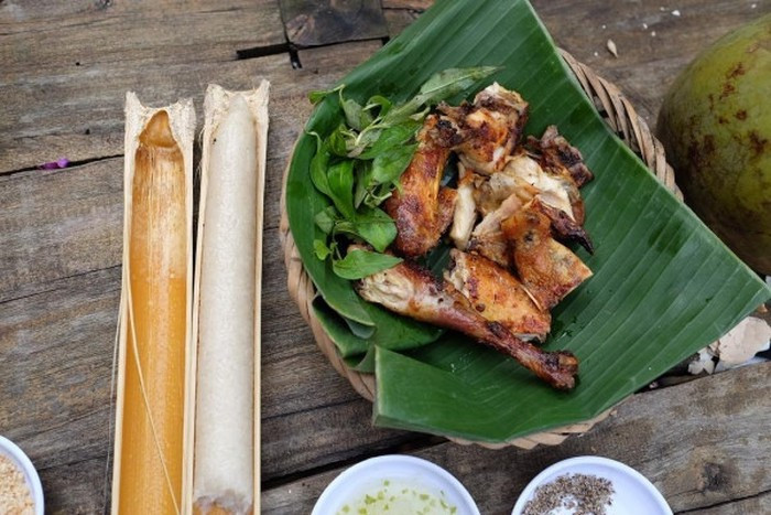 Cơm lam: Một trong những đặc sản làm quà khi tới Hòa Bình chính là thứ cơm lam trứ danh. Món ăn này phổ biến đến mức dù cho nhiều nơi khác cũng có song cái tên cơm lam Hòa Bình vẫn có sức hút đặc biệt do hương vị và công đoạn chế biến. Nguyên liệu chính của món cơm lam này là thứ gạo nương thơm dẻo, bỏ vào ống nứa non hái trên rừng rồi đem nướng trên bếp lửa hồng. Ảnh: thao.sweetie.