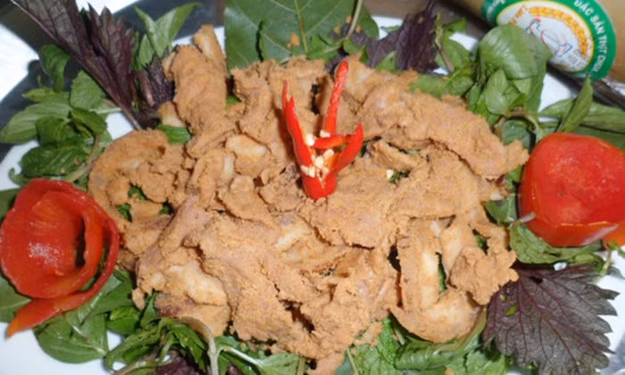 Thịt lợn muối chua: Đặc sản thịt lợn muối chua có ở rất nhiều vùng Tây Bắc. Ở Hòa Bình cũng có cách chế biến độc đáo, nên khi ăn sẽ cảm thấy vị chua nhẹ nơi đầu lưỡi, phần thịt muối đậm đà, dai dai, mằn mặn thơm mùi gạo. Ảnh: Dacsanthonque.