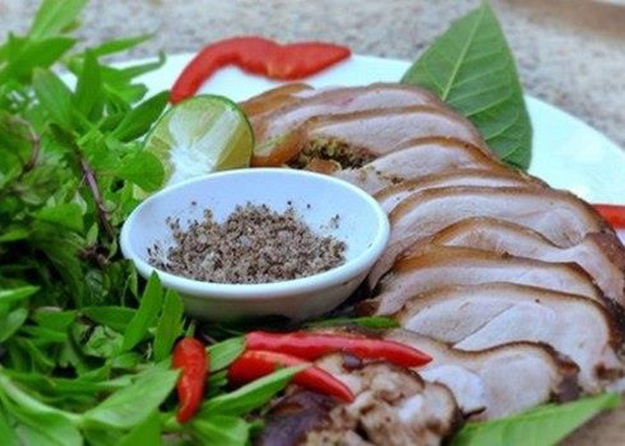 Lợn mán thui luộc: Thịt lợn mán nổi tiếng săn chắc, ít mỡ nhiều nạc, da giòn mà lại ngọt thịt. Khi thui trên bếp củi, miếng da trở nên vàng óng, giòn rụm, miếng thịt vừa chín tới hồng nhạt tỏa mùi thơm quyến rũ. Thịt này thường được chấm với muối dổi nướng. Ảnh: Nongsanhoabinh.