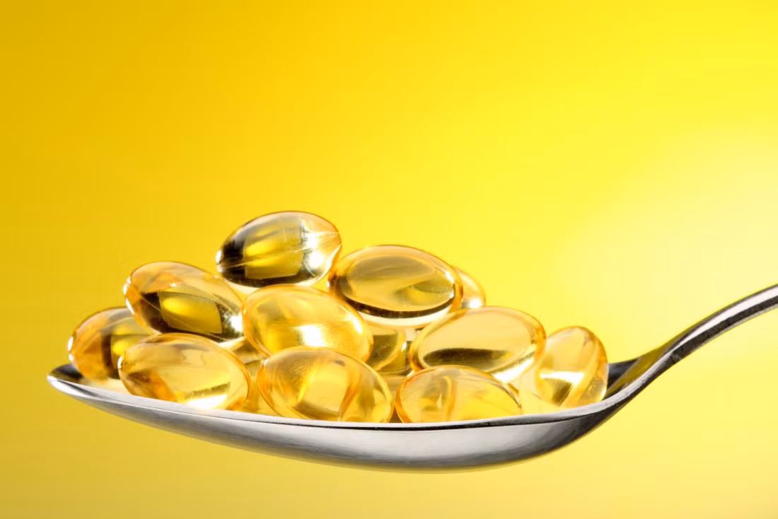 Dầu gan cá tuyết: Được chiết xuất từ cá tuyết, gan cá tuyết có nồng độ vitamin D cao. Dầu gan cá tuyết có thể được mua dưới dạng viên nang và có thể được tiêu thụ 1-2 lần trong một ngày.