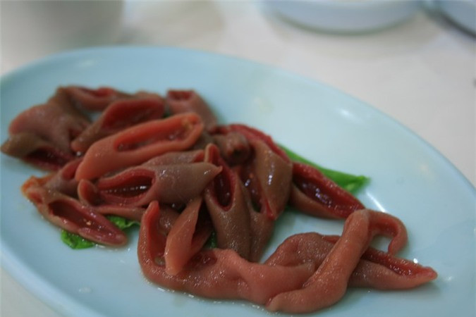 Ở xứ sở kim chi, người ta thường bắt sống chúng về, rửa sạch, thái lát, ăn sống kèm muối và dầu mè.