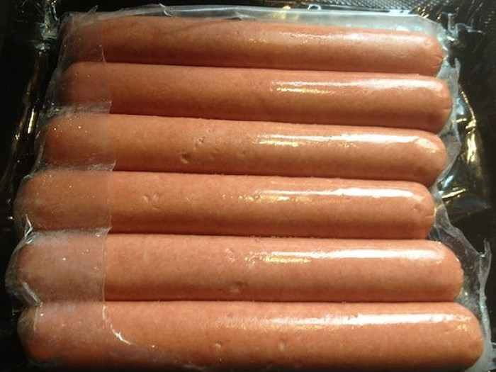 Thịt chế biến sẵn: Mọi người ăn ít nhất một hoặc nhiều phần thịt chế biến mỗi tuần. Những người ăn nhiều thịt chế biến sẵn có xu hướng có telomere ngắn hơn những người không ăn. Telomere là các tế bào trong cơ thể kiểm soát tuổi của chúng ta. Thịt chế biến là những thứ như xúc xích, hotdog và thịt nguội.